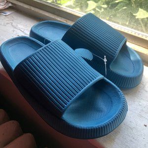 BRAND NEW Women’s indoor/outdoor slippers